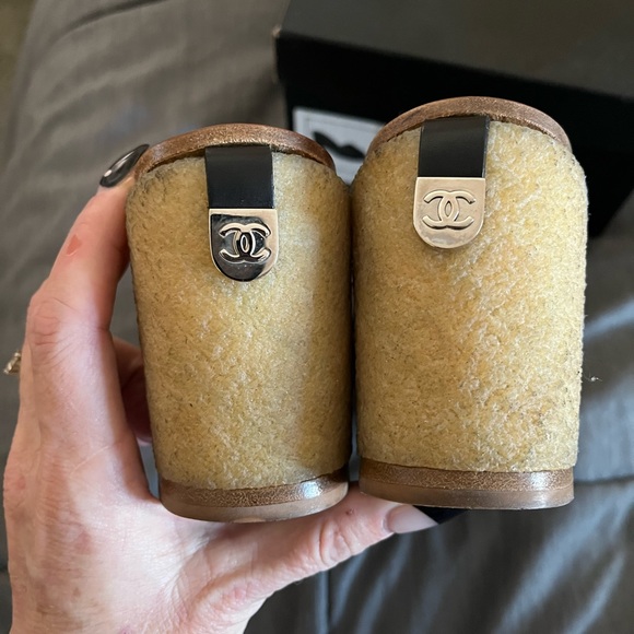 CHANEL CC slide on mules. Black leather - Picture 6 of 8